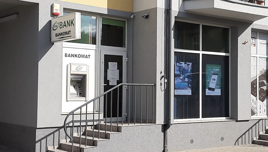 Wejście do banku z bankomatem.