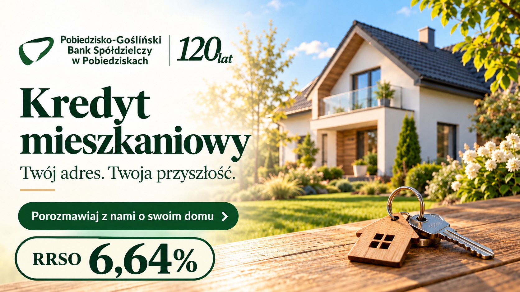 OFERTA KREDYTU MIESZKANIOWEGO, W TLE DOM Z PIĘKNYM OGRODEM. NA PIERWSZYM PLANIE PĘK KLUCZY Z ZAWIESZKĄ DREWNIANEGO DOMKU.